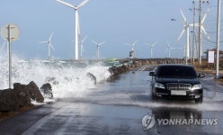 해안도로로 넘치는 바닷물