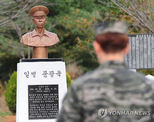 제목: 해병대 동기들, 추모의 묘비에 흐르는 눈물… 우리 해병대 전우 수근이를 끝까지 잊지 않겠다