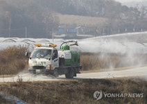 음성 오리농장 일대 소독하는 방역 차량