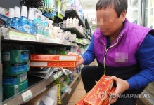 집회를 대비하는 상인