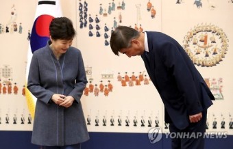 박 대통령, 최재경 민정수석과 기념촬영