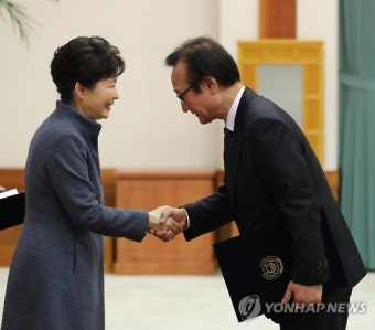 박 대통령, 허원제 정무수석에게 임명장 수여