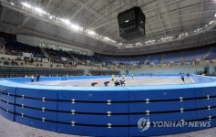 올림픽 열리는 강릉아레나 첫선…빙질과 안전패드 눈에 띄네