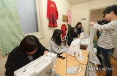 가리봉봉 아z트 문화체험하는 참가자들