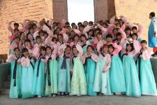 고운 한복입고 태국 대학생들, 10년째 한국대사관에 수학여행