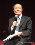 답변하는 조정래 작가