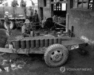 1956년 연탄 공장 작업 모습