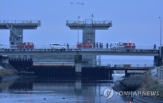 日 후쿠시마 강진에 쓰나미 경계하는 사람들