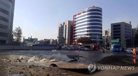 9호선 석촌역 공사중 상수도관 터져…일대 물바다