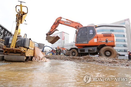 서대문역 사거리 상수도관 파손으로 교통혼잡…서울시 긴급 복구 작업 중
