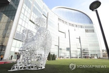 롯데월드타워 광장에 설치된 대형 설치작품