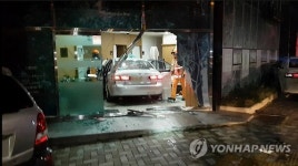 내과의원으로 돌진한 택시