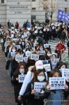 교문을 나와 거리로
