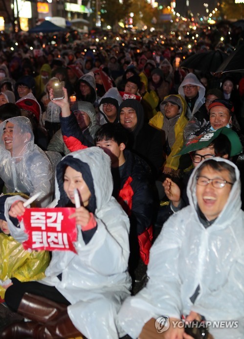 한국, 45년 만에 비상계엄 선포→6시간 만에 해제…대통령 퇴진 요구로 인한 시민들의 목소리 고조