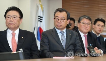 대국민담화 지켜보는 이정현 대표