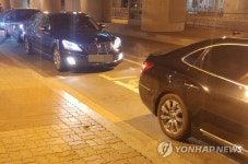 황총리, 과잉의전 논란…관용차량 버스 대기장소서 20여분 정차