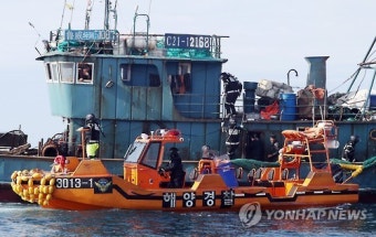 중국어선 검문·검색하는 해경 대원들
