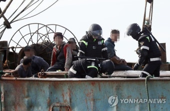 중국어선 검문·검색하는 해경 대원들