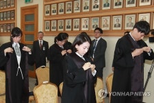 법복을 입으며