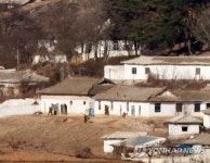 마을 앞 북한 사람들