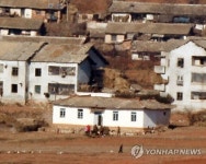 마을 앞 북한 사람들