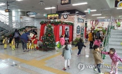 놀이터 같은 경전철 역사 내부