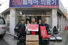 장애아들 두고 편하게 숨질수 있는 세상을…5년째 휠체어 기부
