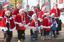 음악에 맞춰 율동하는 아이들