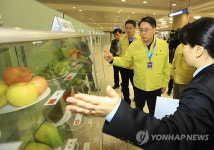 검역현장 방문한 농림축산식품부 장관