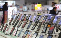 가성비로 승부한다 연말 중저가폰 大戰