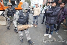 불발탄 처리하는 EOD대원들