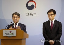 답변하는 진재관 국사편찬위원회 편사부장