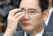 안경 고쳐쓰는 이재용