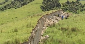 강진의 위력, 뉴질랜드 목장에 호수와 흙벽 생겨
