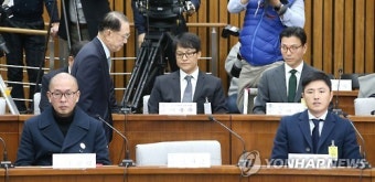자리로 향하는 김기춘 전 실장