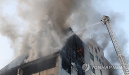 경남 김해 15층 건물서 화재 발생
