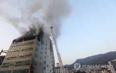 김해 15층 건물서 화재 발생