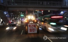 수원역 앞 트랙터