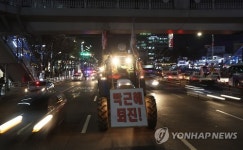 수원역 앞 트랙터