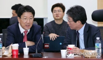 <탄핵표결> 얘기나누는 유승민-권성동
