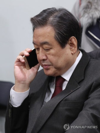 <탄핵표결>통화하는 김무성