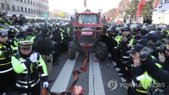 <탄핵표결> 트랙터 견인하는 경찰들