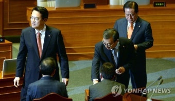 <탄핵표결> 투표하는 이정현 정진석