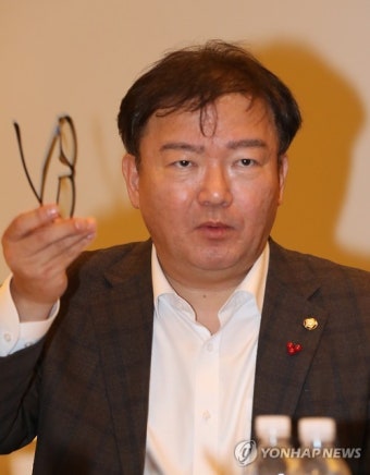 브리핑하는 민경욱 의원