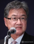 기자회견하는 조셉 윤 특별대표