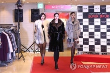 백화점 워킹하는 모델들