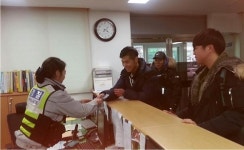 눈 속에 떨어진 아파트 구매비 6천300만원 찾아준 고교생