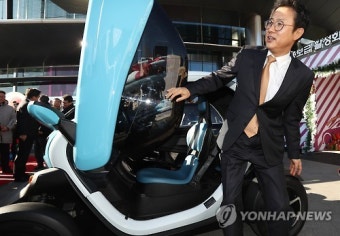 전기차에서 내리는 환경부 차관