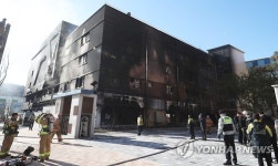 불에 탄 초등학교 급식실 건물