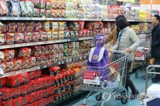 가격인상 소식에 붐비는 라면코너